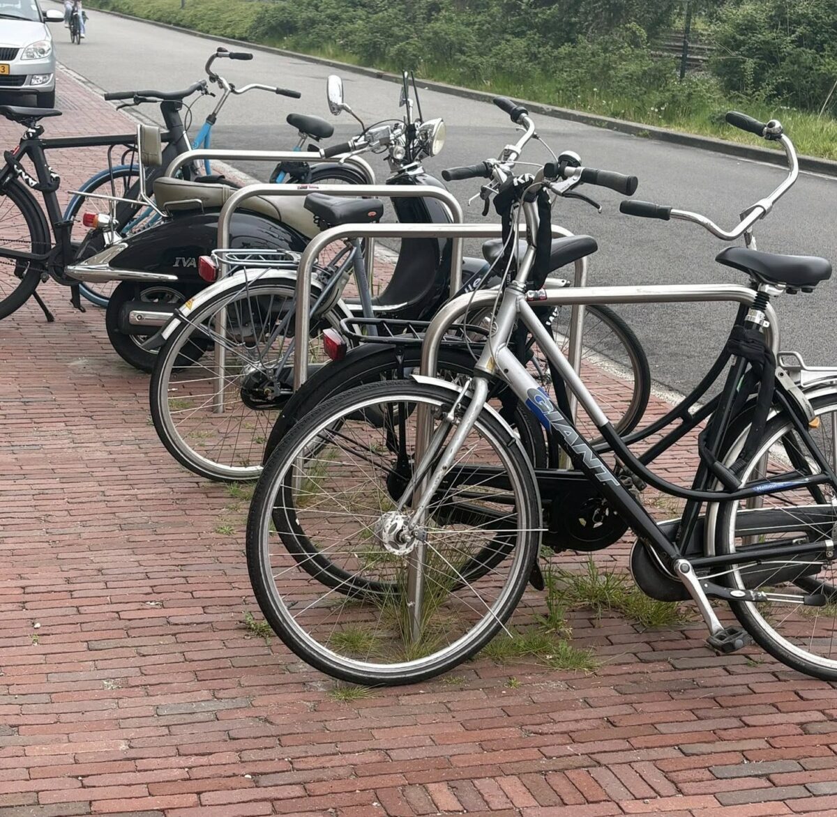 Circulair straatmeubilair of duurzaam straatmeubilair: wat is écht beter? 6 fietsnietjes-rvs-aanleunbeugels in openbare ruimte